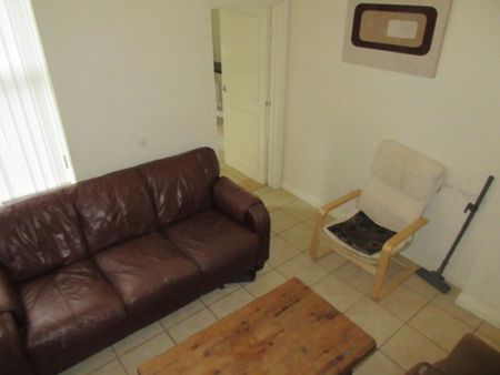 Great Student House, 56 University Avenue, Queens Quarter, Belfast, BT7 1GY - Photo 3