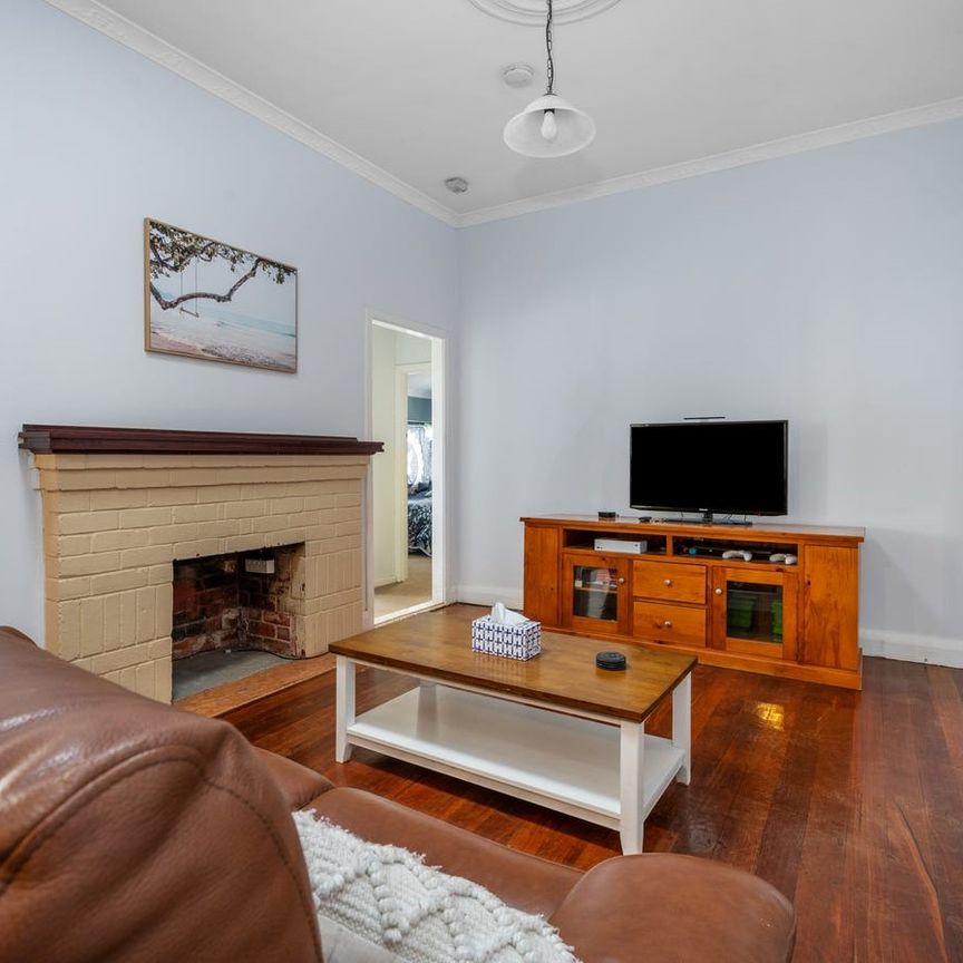 Beautiful 4x1 Home In Piccadilly - Photo 1