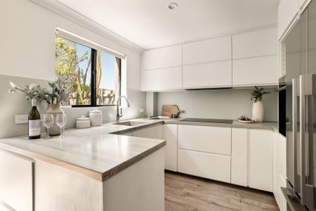 Three Bedroom Townhouse with Parking - Unfurnished - Photo 4