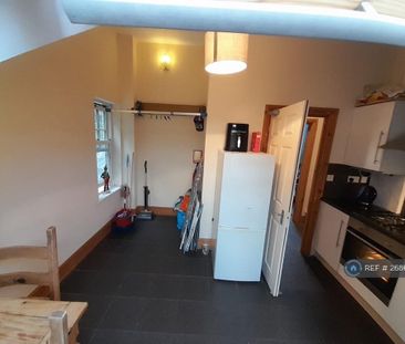 1 bedroom in a flat share to rent - Photo 5