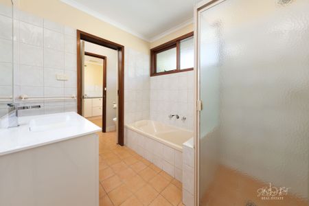 4 FERN AVENUE, Wodonga VIC 3690 - House For Rent | Domain - Photo 5