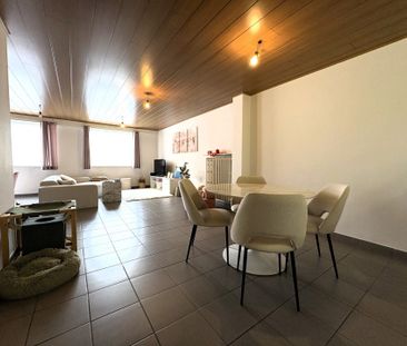 Ruim appartement met 4 slaapkamers en overdekte autostaanplaats - Foto 1