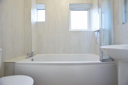 3 bedroom flat to rent - Photo 5