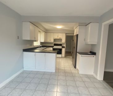 For Lease - 104 Inverhuron Trail, Oakville, Ontario - Photo 3