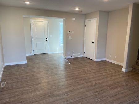 Beautiful 3-Bed Townhouse, Pet-Friendly with Fenced Yard in Aspen Lake - Photo 5