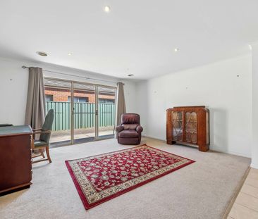 Spotlessly Presented Lake Gardens Beauty! - Photo 1