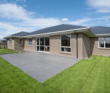 3 Bedrooms – Modern Family Home - Photo 1