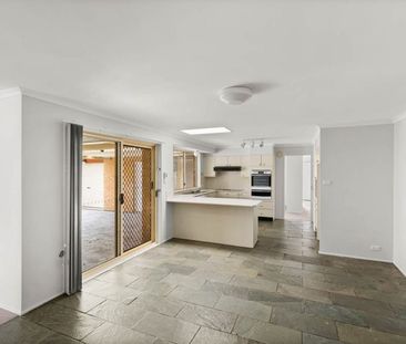 4 BEDROOM MODERN FAMILY HOME - Photo 4