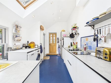 Halliford Road, Sunbury-On-Thames, TW16 - Photo 2