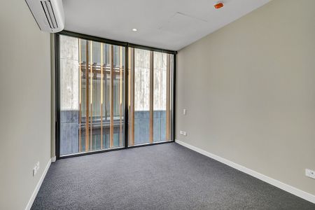 Furnished or Unfurnished - your choice integrated Liebherr fridge/ freezer. - Photo 2