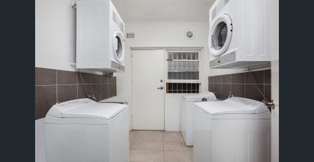 Renovated Studio wtih Carspace - Photo 3