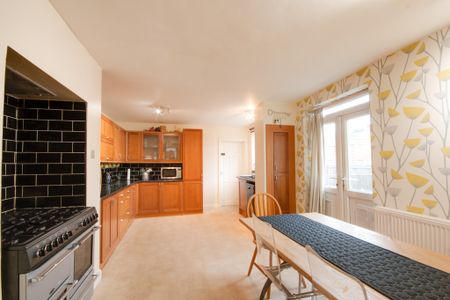 🏥 10 Min Walk to Salford Royal | 5-Bed Houseshare - Photo 3