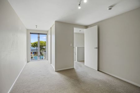 Stylish two-bedroom apartment puts you in the heart of the city - Photo 2