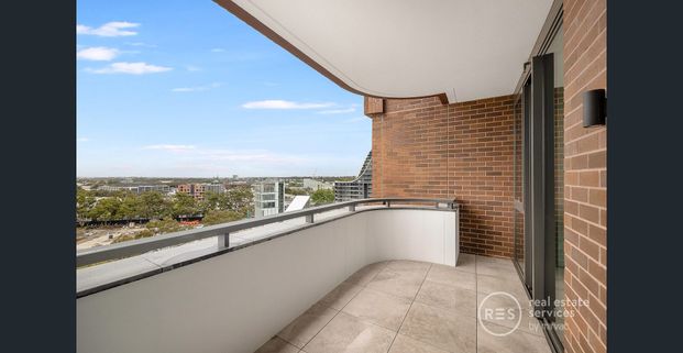 Spacious 1 bedroom Apartment in Green Square, 'Portman House' - Photo 1