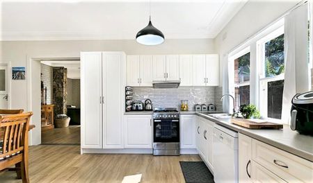 Three bedroom home in West central to all facilities - Photo 4