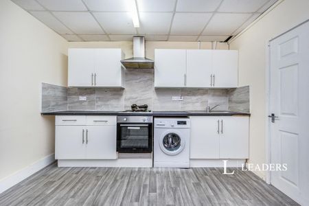 3 bedroom flat to rent - Photo 5