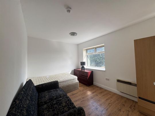 Bishops Grove, Hampton TW12, London - Photo 1