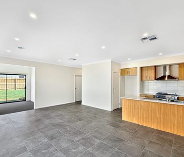🏡 Brand New 4-Bedroom House in Eynesbury - Photo 2