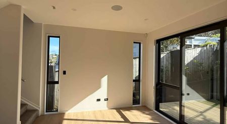 This is a brand new 4 bedrooms house in Westla... - Photo 4