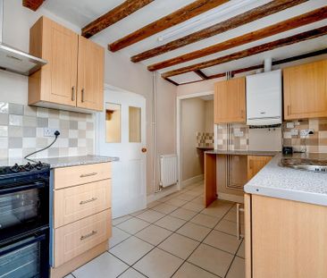 2 bedroom character property to rent - Photo 2