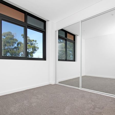 Near new, 2 bedroom apartment available - Photo 4