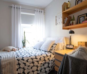 Modern 6-bedroom Coburn Street house - Photo 2