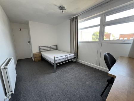 4 bedroom end of terrace house to rent - Photo 4