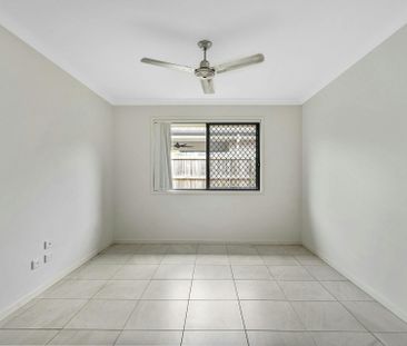 FAMILY HOME IN THE HEART OF SPRINGFIELD LAKES! - Photo 3