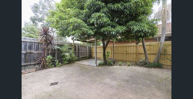 Comfort meets convenience in Pascoe Vale - Photo 1