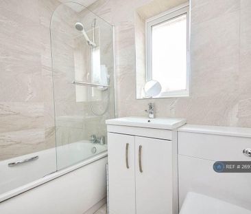 3 bedroom semi-detached house to rent - Photo 6