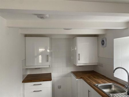 2 bedroom semi-detached house to rent - Photo 4