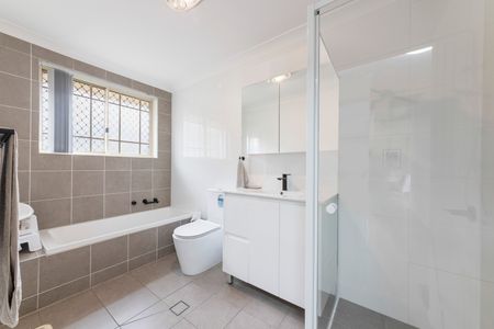 Air-Conditioned Two-Bedroom Villa Gas Cook-Top and Single Garage! - Photo 5