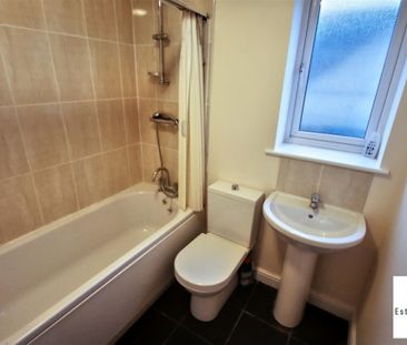 2 Bedroom House - End Terrace To Let - Photo 3