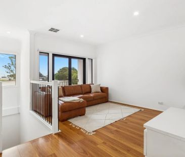 Stylish Townhouse Living in a Prime Eastern Suburbs Location - Photo 2