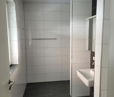 Moderne 2-Zimmer-Wohnung mit Aufzug, Balkon und Carport nahe Padersee! - Photo 3