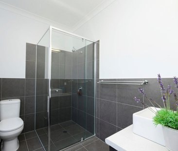 Stylish 4-Bedroom House in Vibrant Newtown - Photo 3