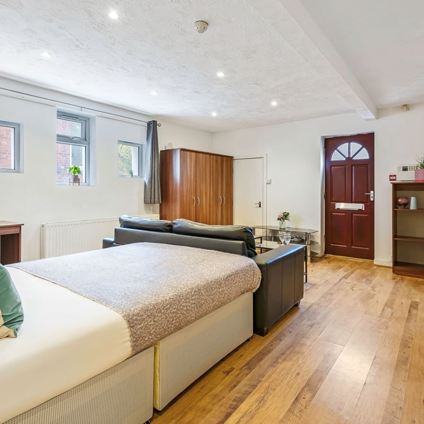 GARDEN FLAT, 11 SPRING ROAD Leeds - LS6 1AD - Photo 1