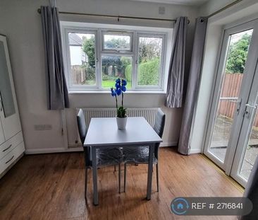 1 bedroom in a house share to rent - Photo 2