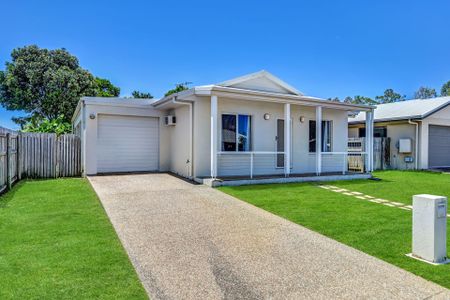 Charming and Versatile Home in Bushland Beach - Photo 5