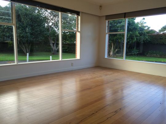 Sunny Brick and Tile 2 bedroom - Photo 1