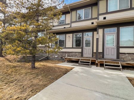 Modern 3 Bedroom Townhouse In Panatella | Garage | Fireplace - Photo 4