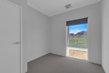 Three Bedroom Family Home - Photo 4