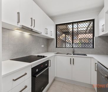 Spacious Renovated Townhouse with Courtyard - Photo 3