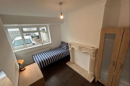 1 bedroom in a house share to rent - Photo 4