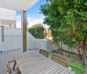 CONTEMPORARY TOWNHOUSE LIVING IN SOUGHT AFTER CARINA! - Photo 2