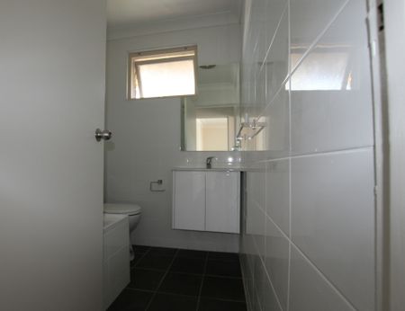 Modern Top Floor 2 Bedroom Apartment - Photo 3