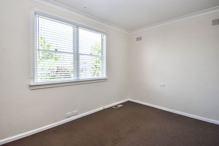 33 Lawson Crescent, Orange. - Photo 2