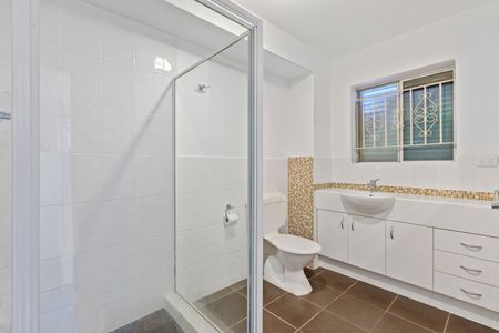 Low Maintenance Two Bedroom Unit in Yeronga - Photo 2