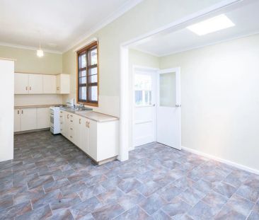 Character Cottage Living in a Prime Stepney Location - Photo 1