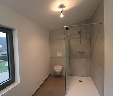 Gerenoveerde woning met 3 slaapkamers, terras met tuin en carport. - Photo 4